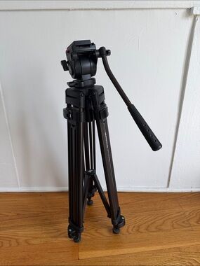 Magnus VT-4000 Tripod System with Fluid Head